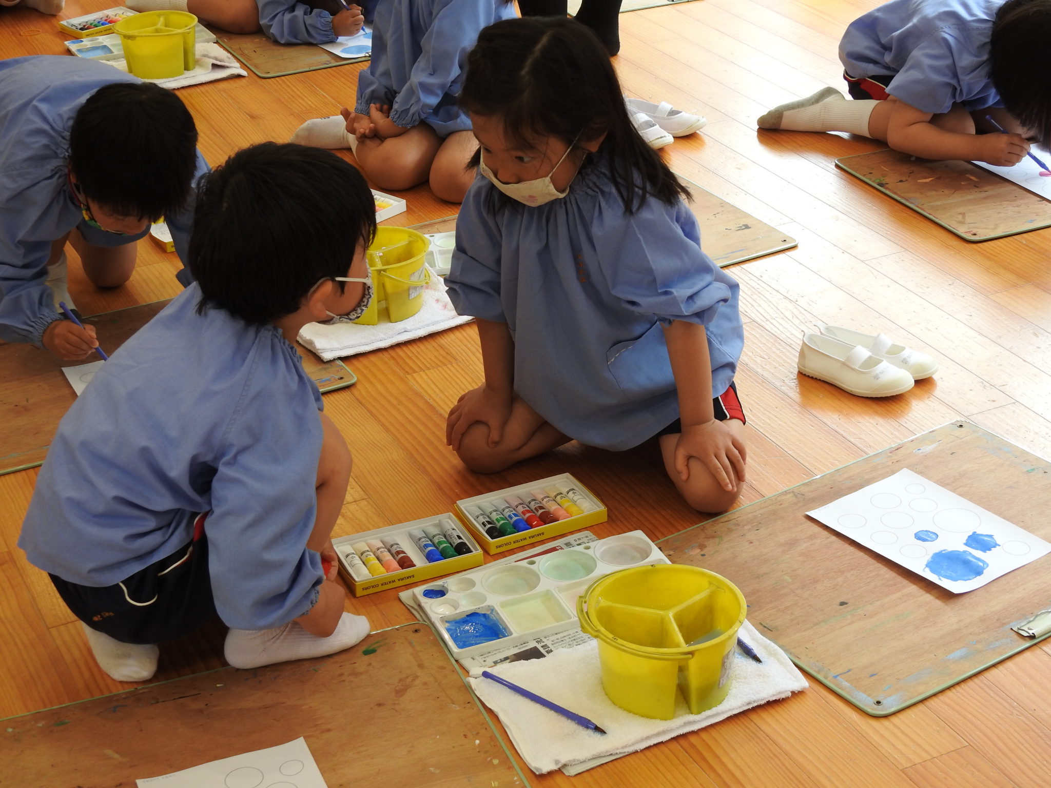 年長さん 絵の具で混色遊び | 三原みどり幼稚園